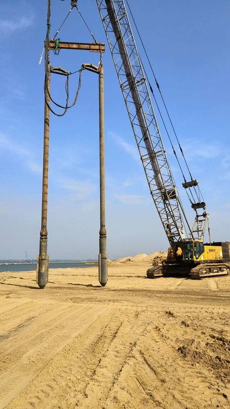 DN325 高周波振動用のBVEMバイブロフロートで 45-55Hzの振動周波数と供給パイプ