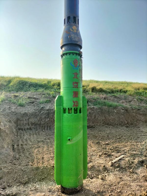 DN325 高周波振動用のBVEMバイブロフロートで 45-55Hzの振動周波数と供給パイプ